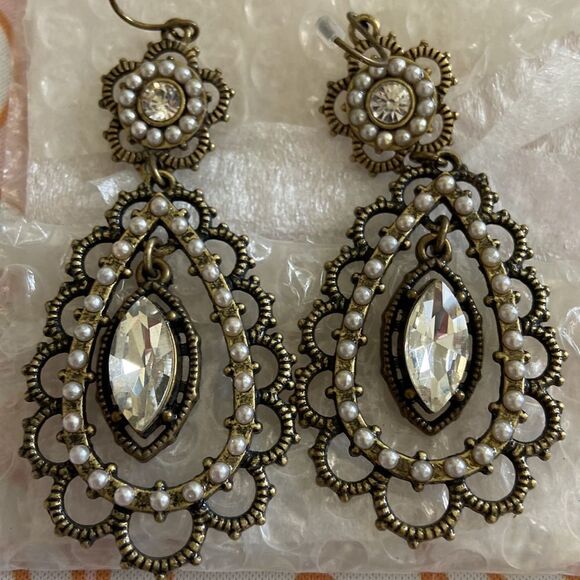 Chloe + Isabel
Pearl + Crystal Floral Filigree Post Earrings NWT - Picture 3 of 7